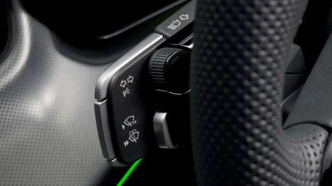 Audi, yeni Q3’te direksiyon arkası sinyal, far ve vites kontrolünde yeni bir dönem başlattı [Video]